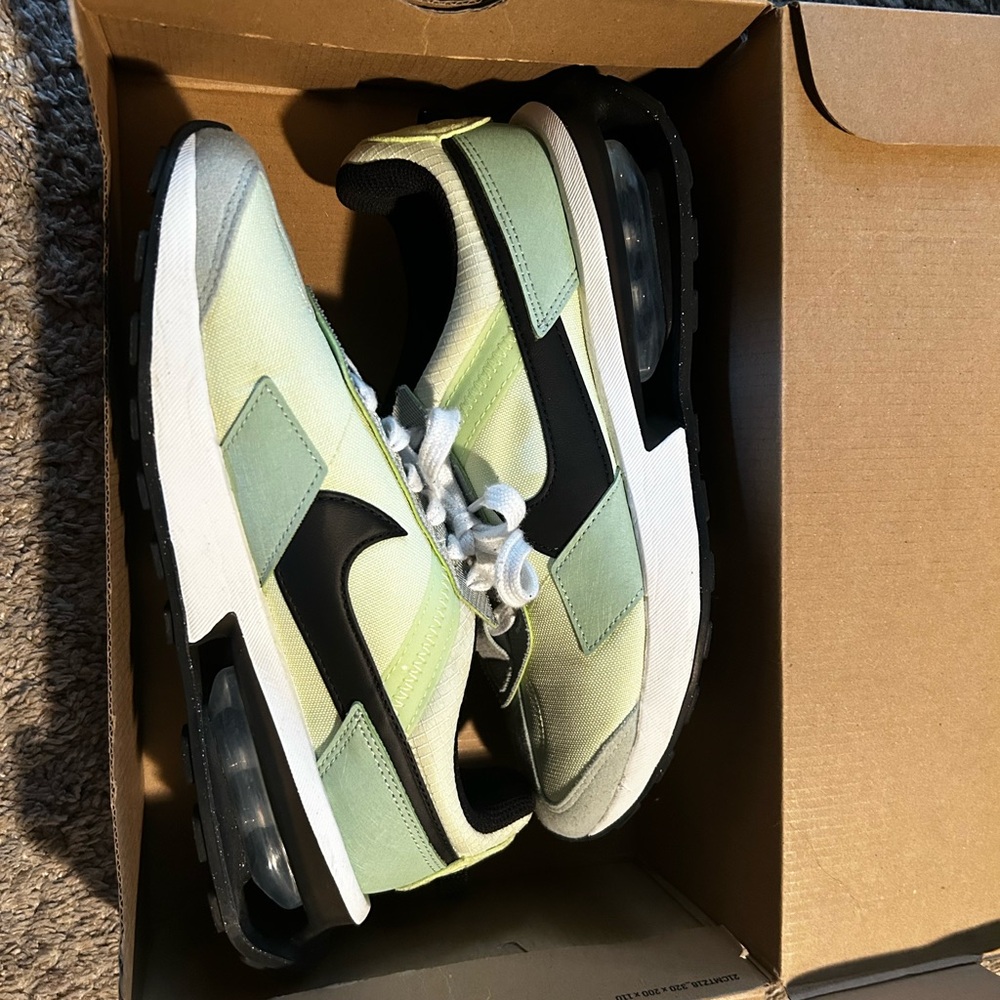 Nike Air Max Pre-day tennis shoes